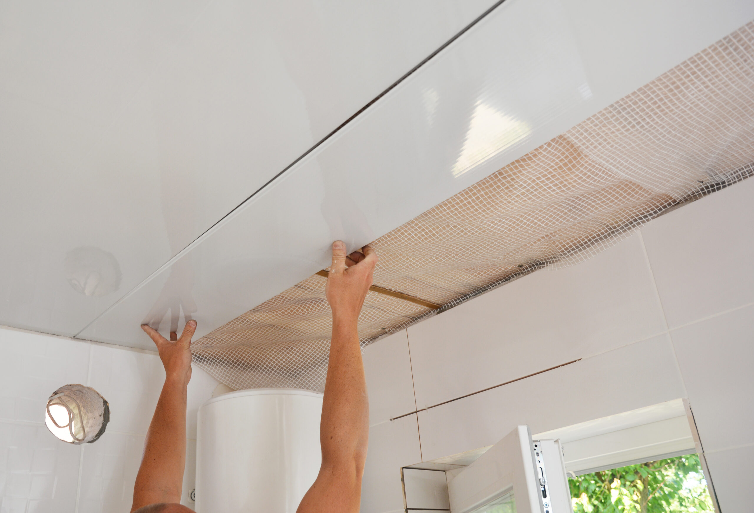 Можно ли в ванной делать натяжной потолок. Готовые потолки монтируются. Подшивка потолка в ванной пластиком. Дышащий материал на потолок. PVC Ceiling Panel.